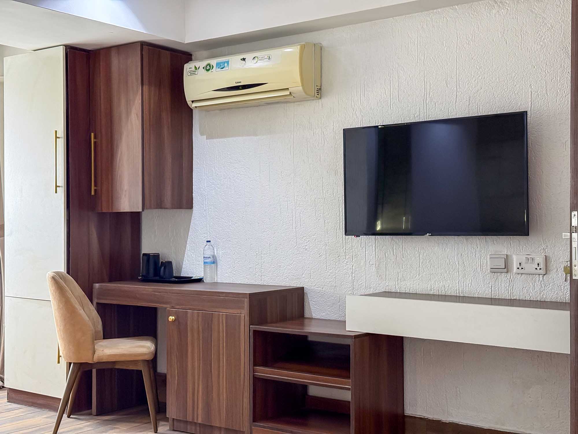 ADJOINING ROOM image